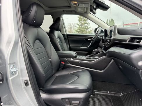 Certified 2024 Toyota Highlander XLE image 19