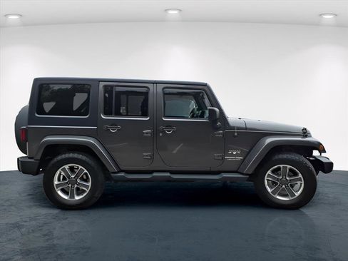 Used 2018 Jeep Wrangler Unlimited Sahara w/ Connectivity Group image 19