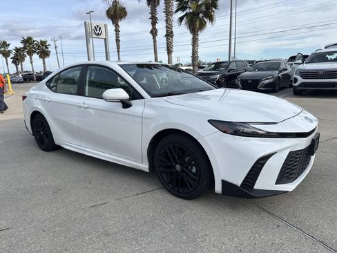 Used 2025 Toyota Camry SE image 3