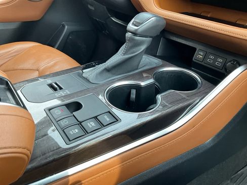 Used 2023 Toyota Highlander Platinum image 16