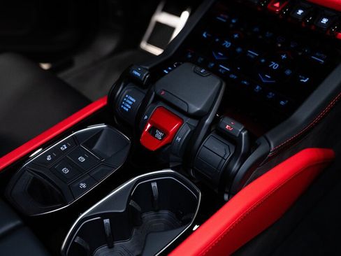 Used 2025 Lamborghini Urus SE AWD/4WD image 11