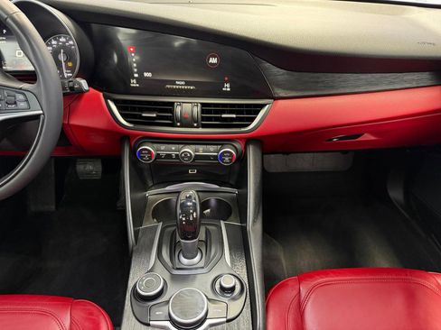 Used 2019 Alfa Romeo Giulia AWD image 39
