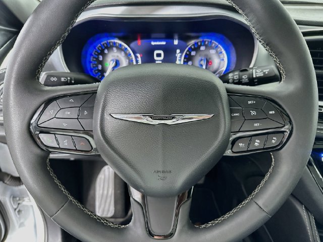 Used 2025 Chrysler Pacifica Limited FWD image 23