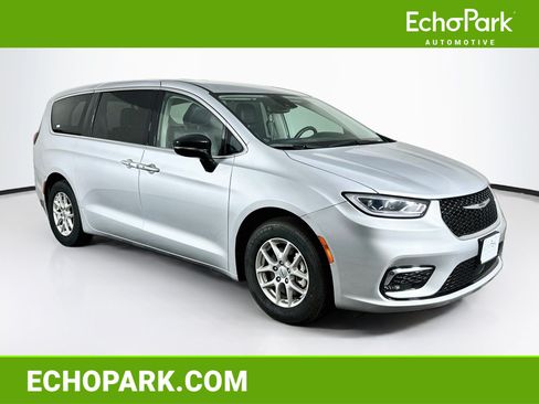 Used 2024 Chrysler Pacifica Touring-L FWD image 1