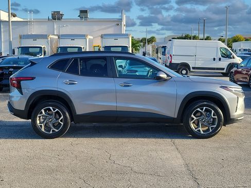 Used 2025 Chevrolet Trax LT FWD image 2