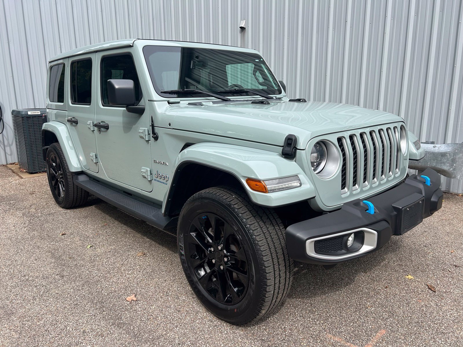 Used 2023 Jeep Wrangler Unlimited Sahara w/ Cold Weather Group AWD/4WD image 3
