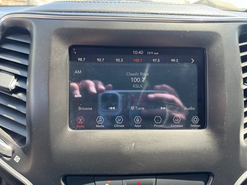 Used 2020 Jeep Cherokee Latitude Plus FWD image 19