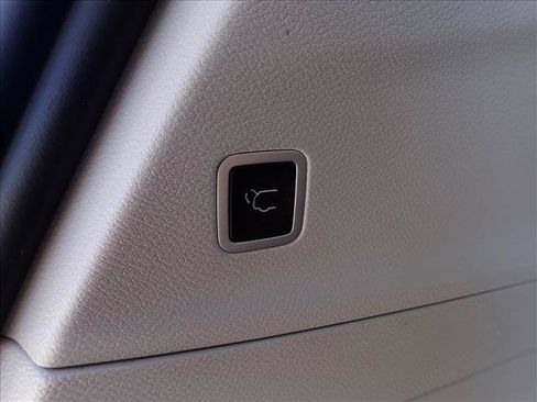 Used 2024 Chrysler Pacifica Touring-L FWD image 9