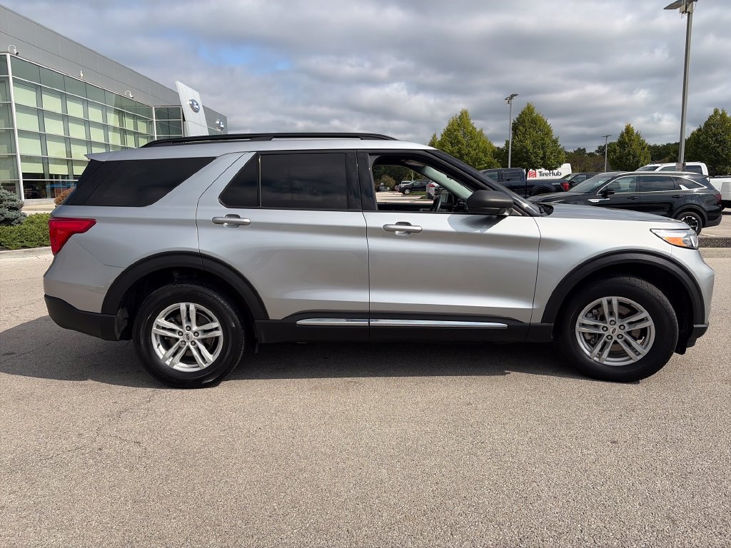 Used 2024 Ford Explorer XLT w/ Equipment Group 202A AWD/4WD image 8