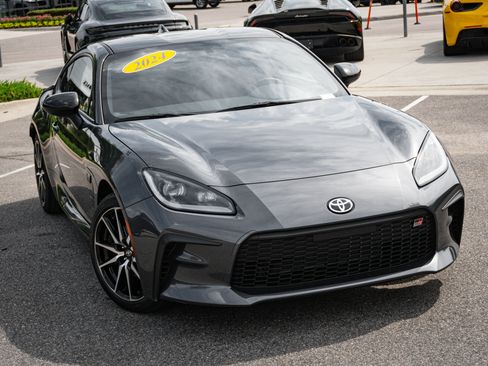 Used 2024 Toyota GR86 RWD image 3