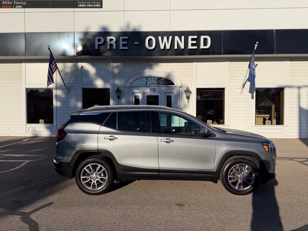 Used 2024 GMC Terrain SLT w/ Infotainment Package II FWD image 4