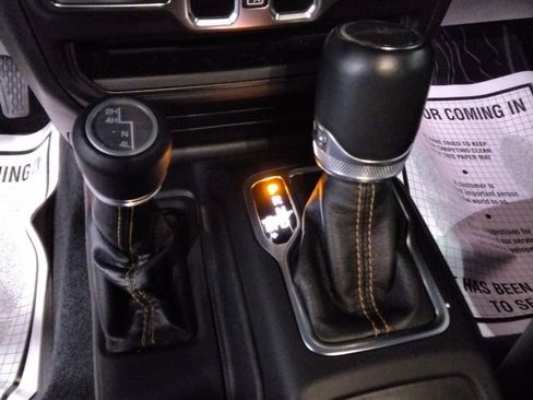 Used 2021 Jeep Gladiator Overland image 19