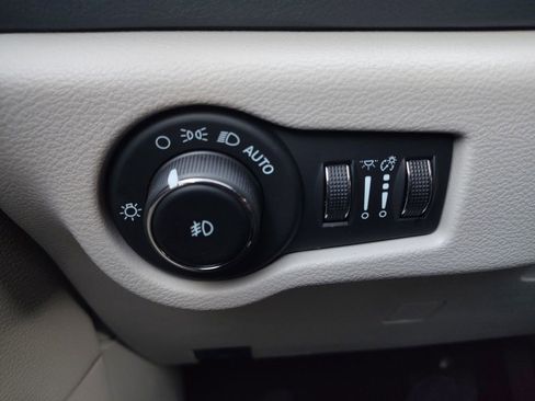 Used 2023 Chrysler Pacifica Touring-L image 11