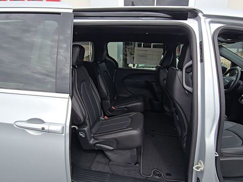 New 2026 Chrysler Pacifica Select image 18