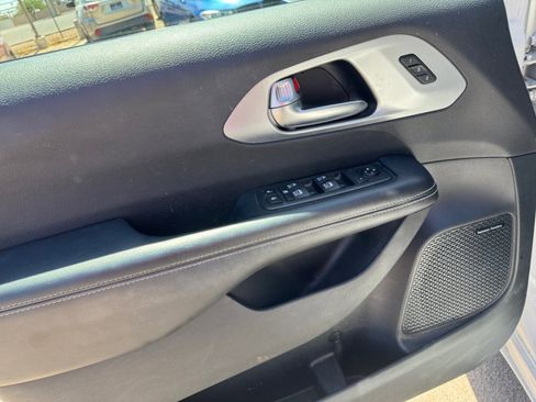 Used 2020 Chrysler Pacifica Touring-L Plus FWD image 11