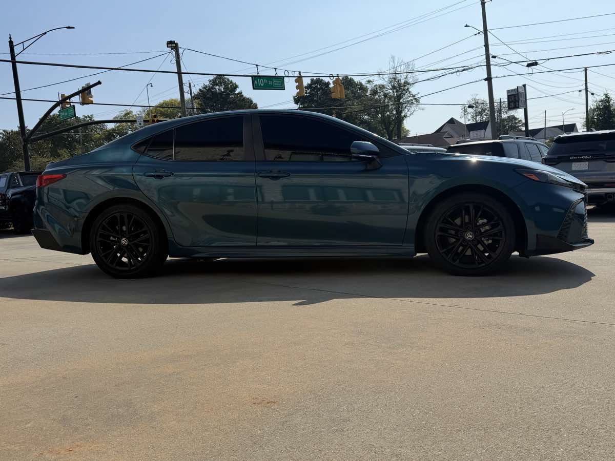 Used 2025 Toyota Camry SE FWD image 9