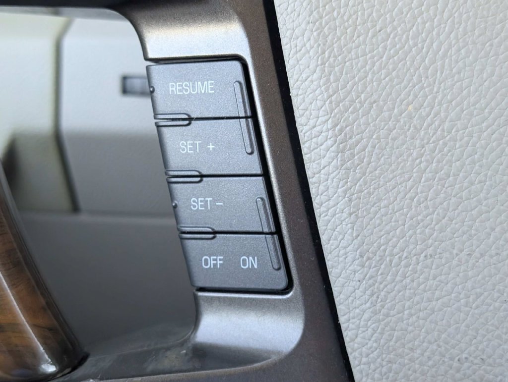 Used 2014 Lincoln Navigator 2WD image 32