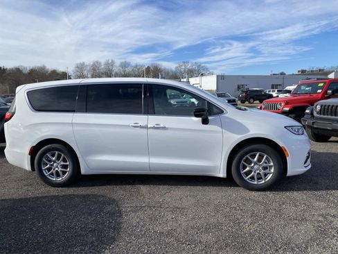 New 2026 Chrysler Pacifica Select image 2