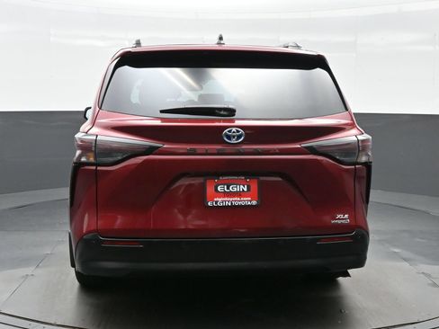 Used 2023 Toyota Sienna XLE FWD image 5