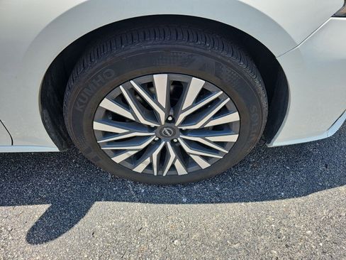 Used 2025 Nissan Altima 2.5 SV FWD image 10