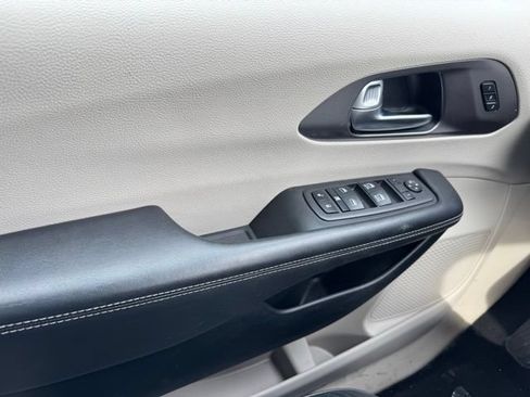 Used 2022 Chrysler Pacifica Touring-L FWD image 30