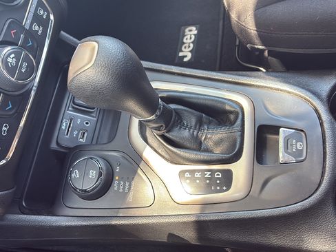 Used 2017 Jeep Cherokee 75th Anniversary AWD/4WD image 31