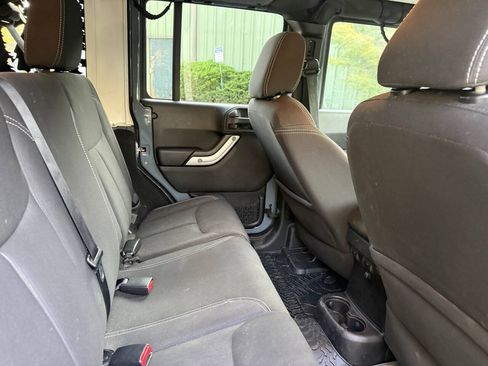 Used 2015 Jeep Wrangler Unlimited Sahara w/ Connectivity Group AWD/4WD image 17