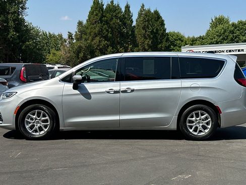 Used 2023 Chrysler Pacifica Touring-L FWD image 7