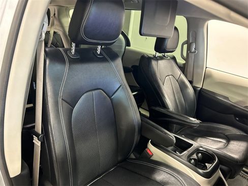 Used 2022 Chrysler Pacifica Touring-L image 33
