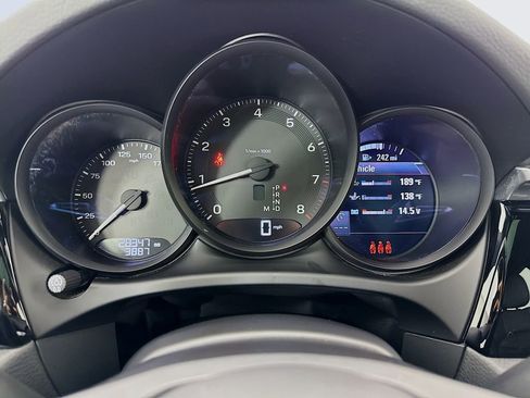 Certified 2024 Porsche Macan AWD/4WD image 16