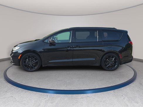 Used 2025 Chrysler Pacifica Limited FWD image 5