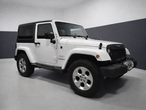 Used 2015 Jeep Wrangler Sahara w/ Connectivity Group AWD/4WD image 7