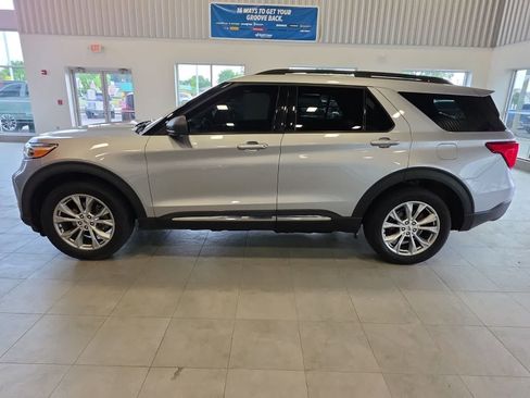 Used 2021 Ford Explorer XLT w/ Equipment Group 202A AWD/4WD image 12