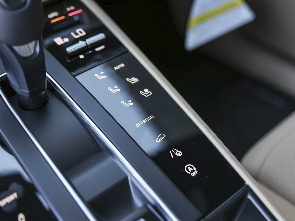 Certified 2026 Porsche Macan AWD/4WD image 27