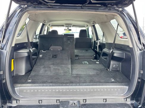 Used 2017 Toyota 4Runner SR5 AWD/4WD image 17