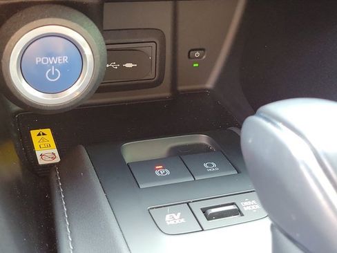 Used 2021 Toyota Venza LE image 30