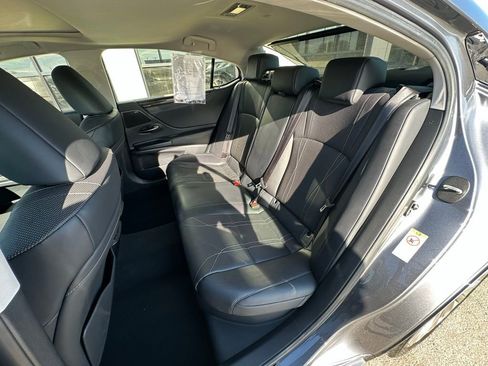 Used 2019 Lexus ES 300h w/ Luxury Package image 22