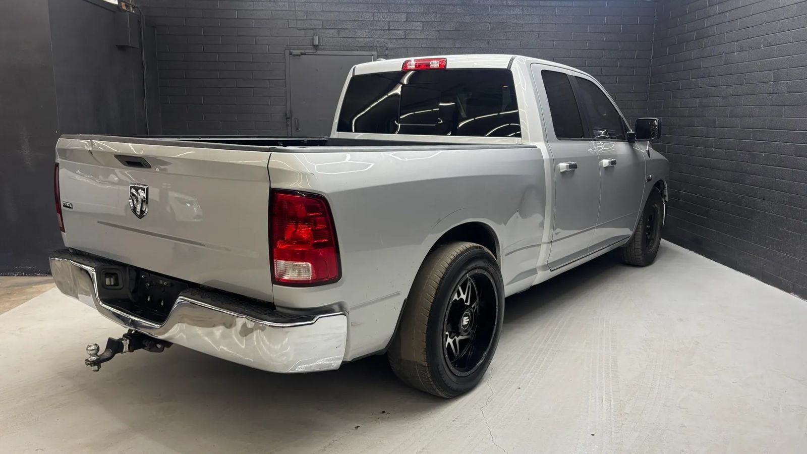 Used 2017 RAM 1500 Classic SLT RWD image 3