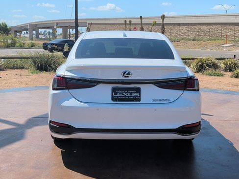 Used 2022 Lexus ES 300h F Sport w/ Accessory Package 2 FWD image 3