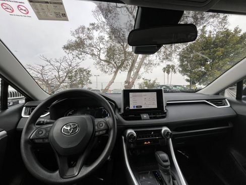 Used 2025 Toyota RAV4 LE image 33