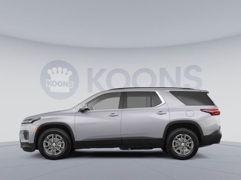 Used 2023 Chevrolet Traverse LT FWD image 2