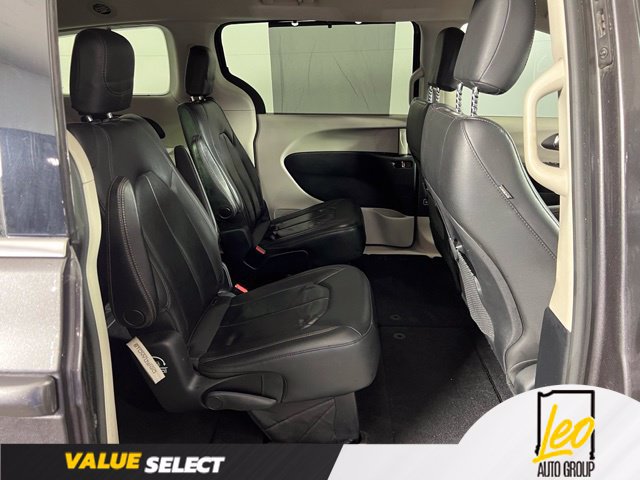 Used 2020 Chrysler Pacifica Touring-L w/ Tire & Wheel Group FWD image 14