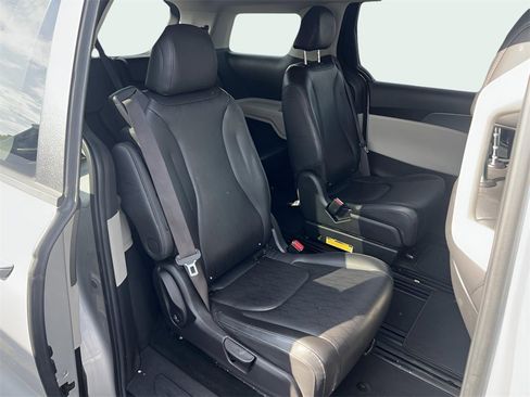Used 2022 Kia Carnival LX image 12