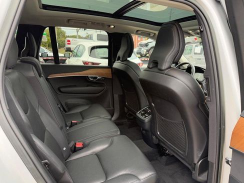 Certified 2022 Volvo XC90 T6 Momentum w/ Advanced Package image 11