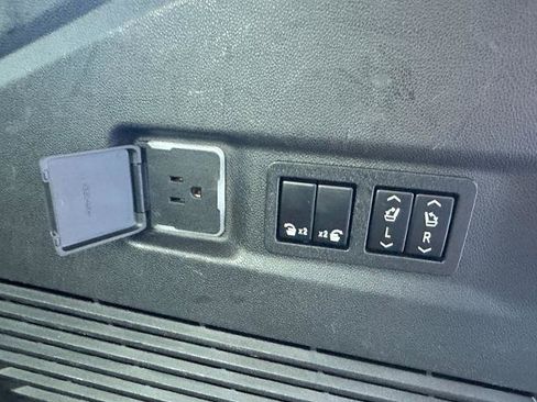 Used 2022 Chevrolet Suburban Z71 w/ Luxury Package image 30