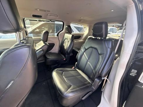Used 2024 Chrysler Pacifica Touring-L FWD image 6