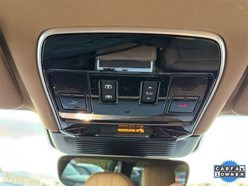 Used 2025 Land Rover Range Rover Long Wheelbase SE image 18