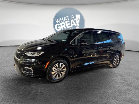 Used 2025 Chrysler Pacifica Select w/ Uconnect Theater Family Group image 8