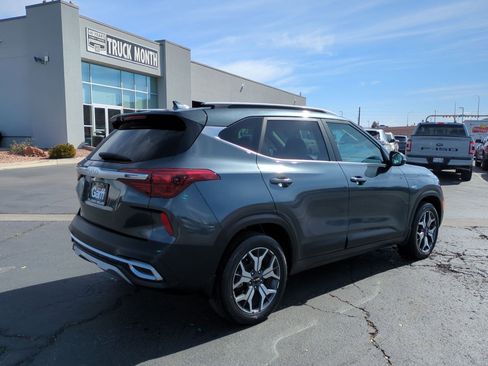 Used 2023 Kia Seltos EX image 3