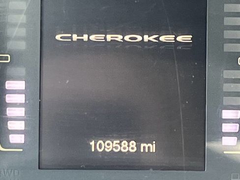 Used 2015 Jeep Cherokee Latitude w/ Cold Weather Group image 27